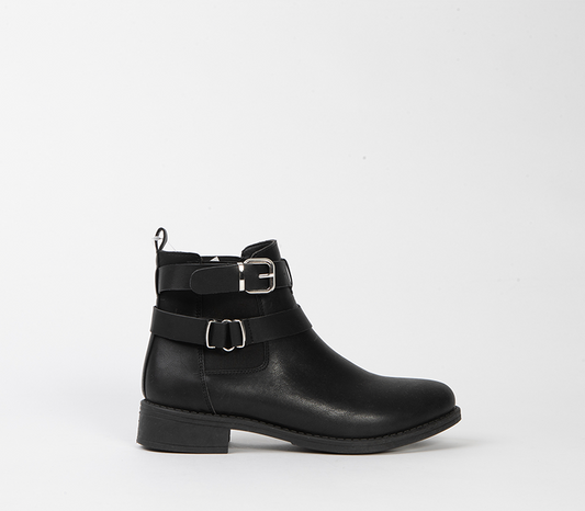 Flat ankle boot
