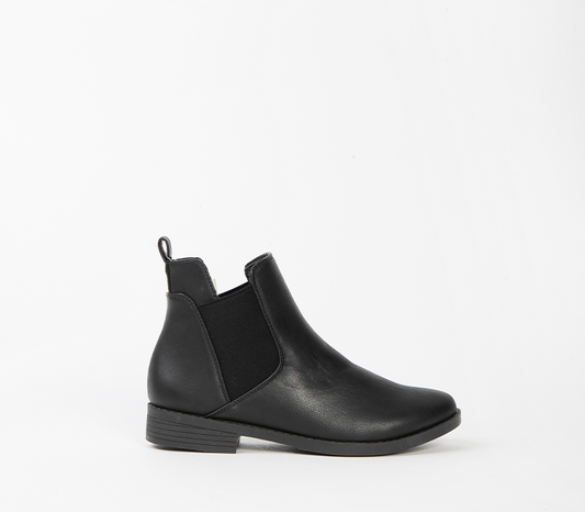 Flat ankle boot