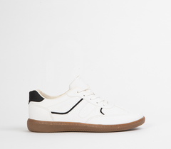 Flat sneaker