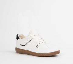 Flat sneaker