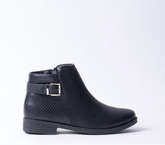 Flat ankle boot