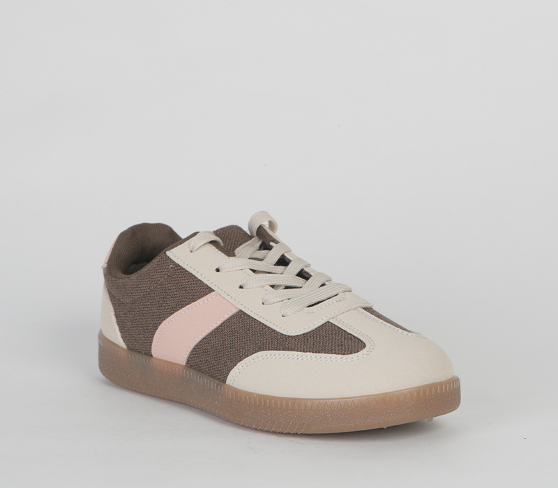 Flat sneaker