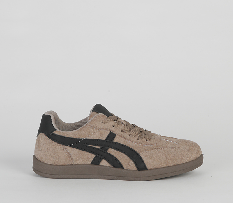 Flat sneaker
