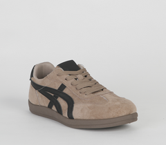 Flat sneaker