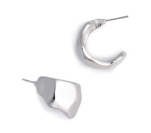 Load image into Gallery viewer, Stud earrings
