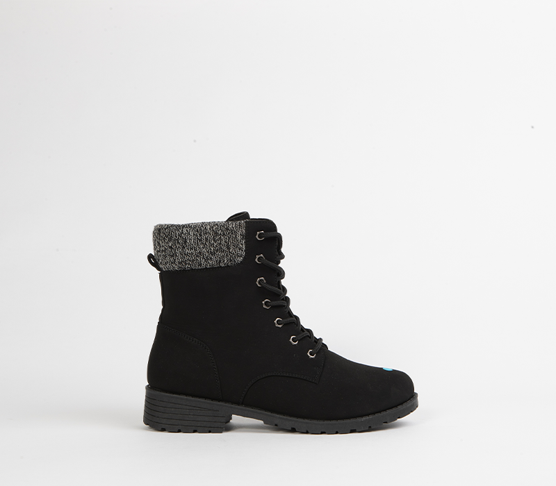 Flat ankle boot