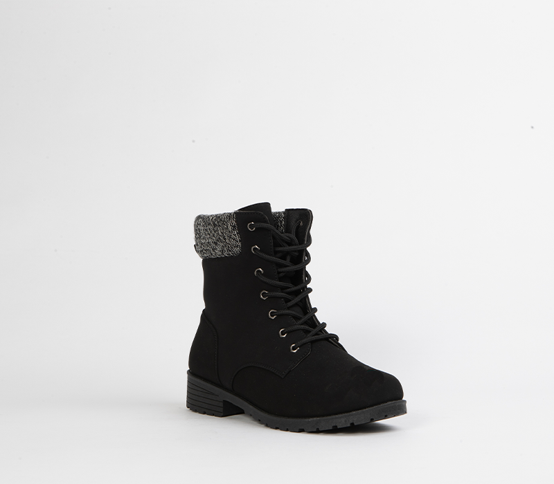 Flat ankle boot