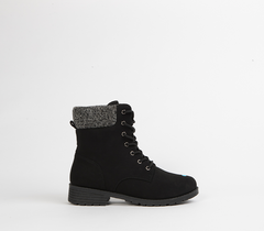 Flat ankle boot