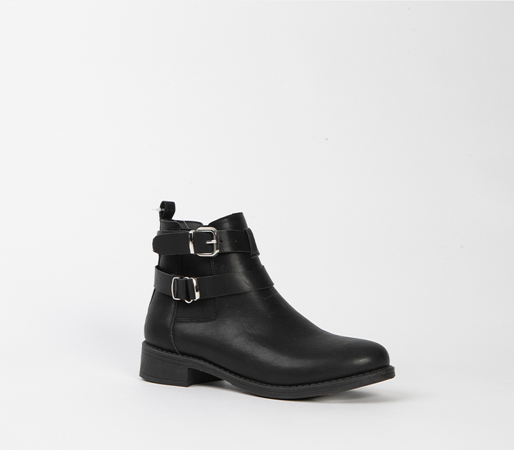 Flat ankle boot