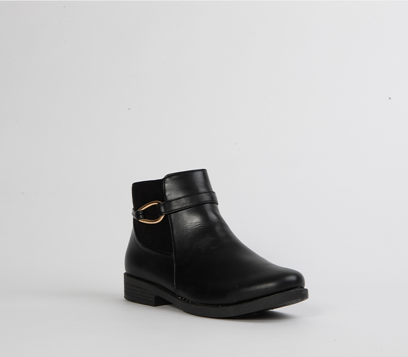 Flat ankle boot