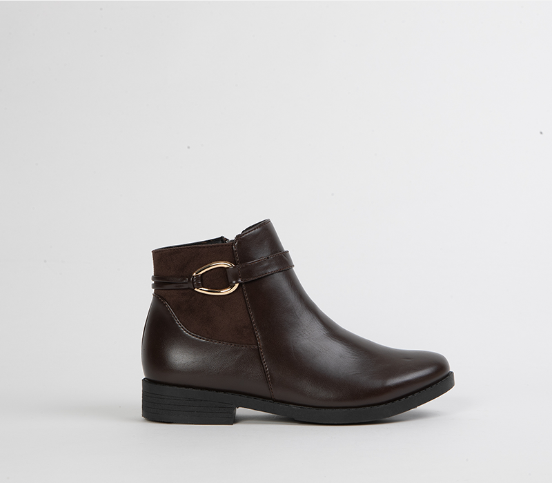 Flat ankle boot