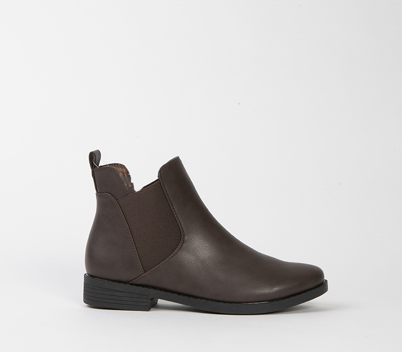 Flat ankle boot
